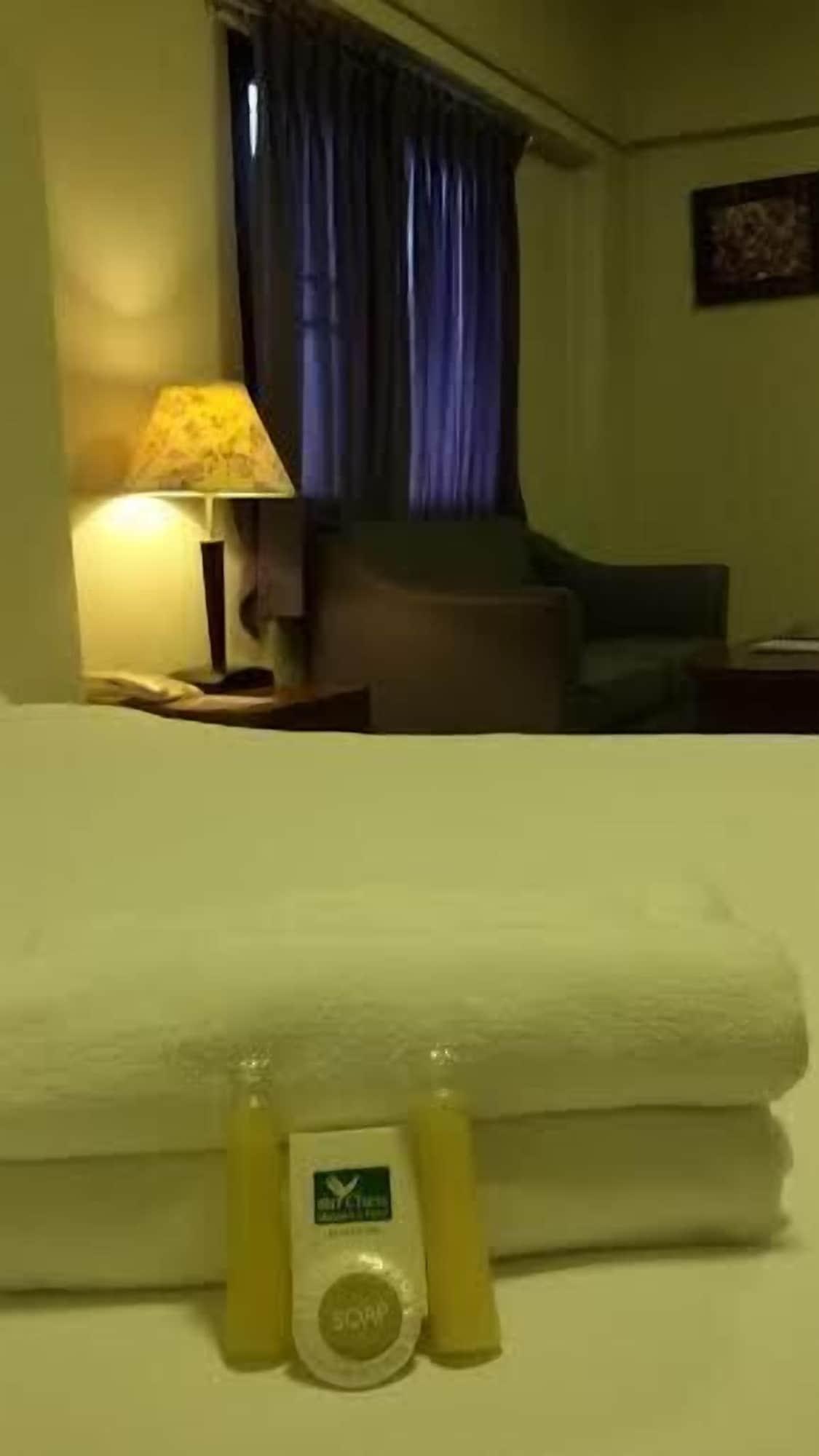 The Canal Hotel Bangkok Esterno foto