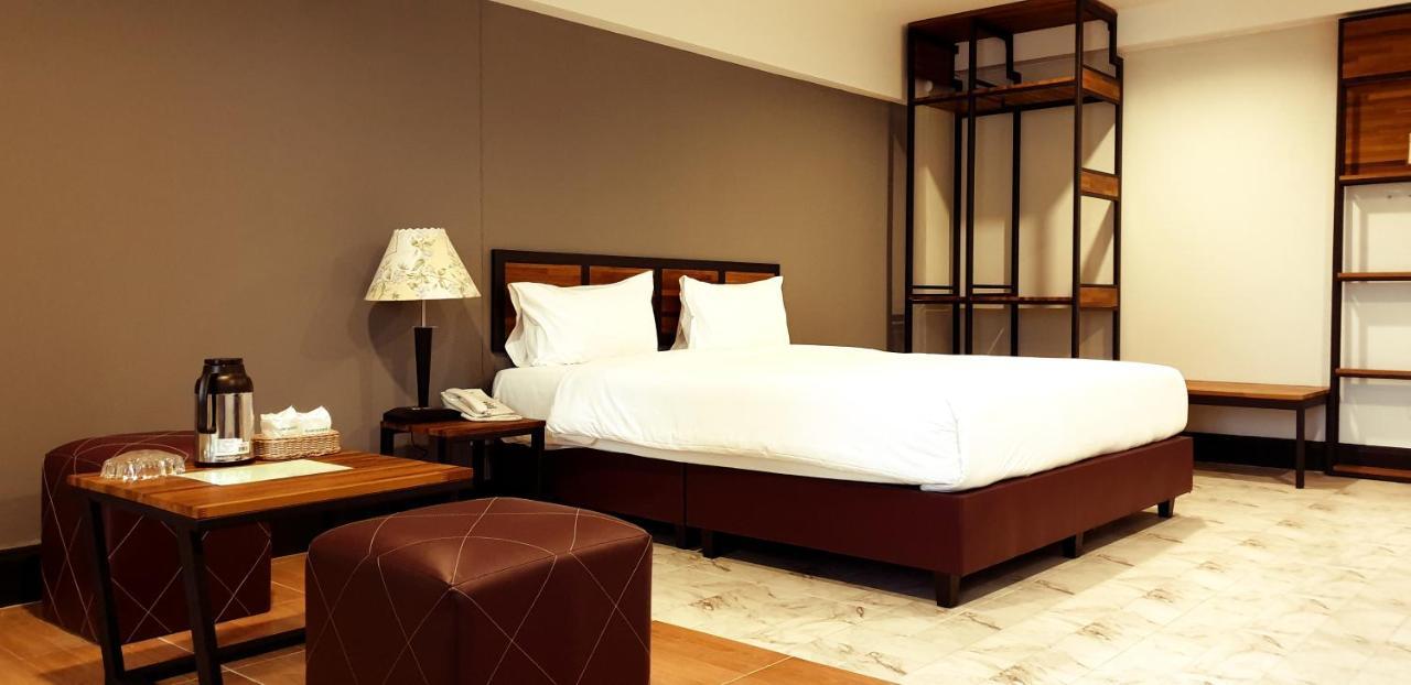 The Canal Hotel Bangkok Esterno foto